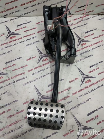 Педаль тормоза w204 Mercedes прав руль