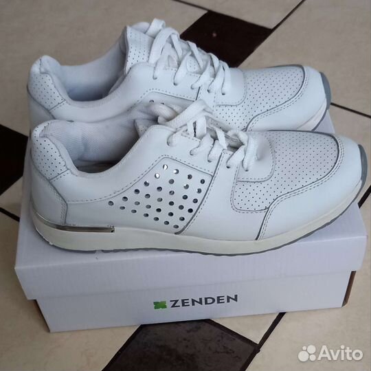 Кроссовки женские