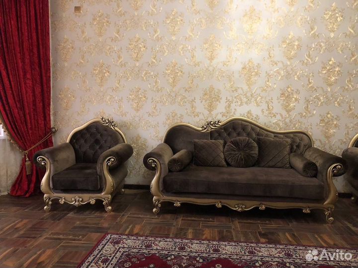 Классический новый холл с декором из дерева (бук)