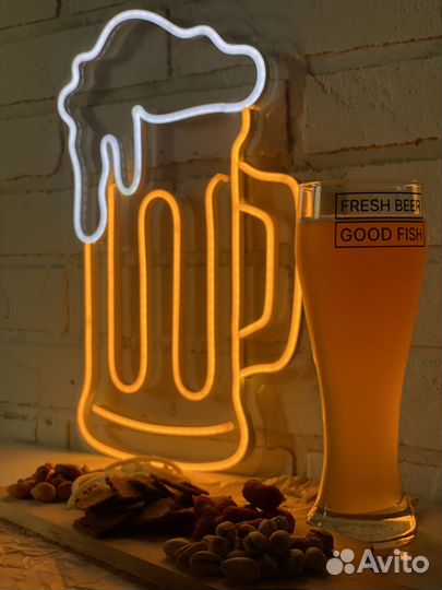 Неоновая желтая вывеска пиво. Вывеска