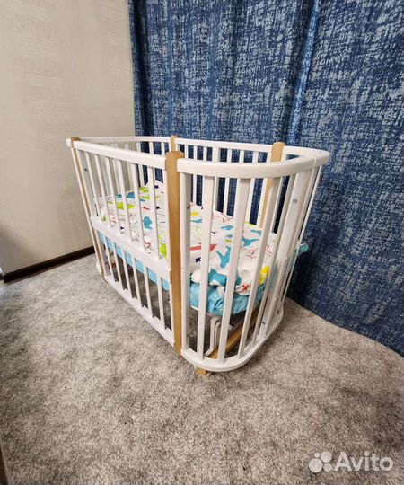 Кроватка детская с маятником
