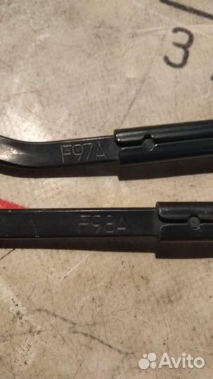 Поводок стеклоочистителя передний левый Mazda Maz