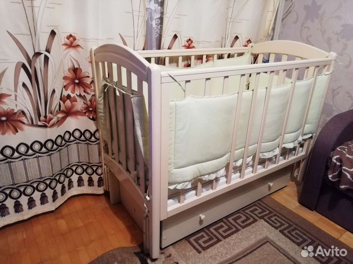 Детская кроватка с маятником и ящиком