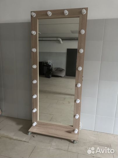 Гримерное зеркало с лампочками