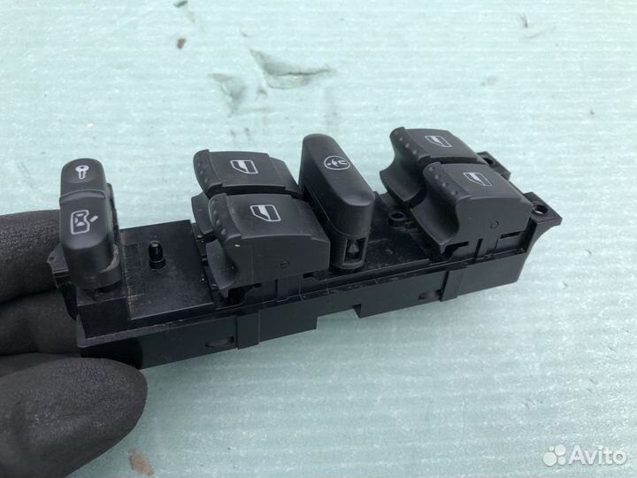 Блок кнопок стеклоподьемников на VW Passat B5