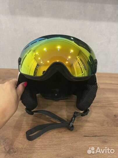 Горнолыжный шлем с очками