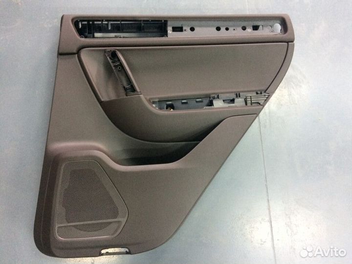 Обшивка задней правой двери VW touareg 2010-2018