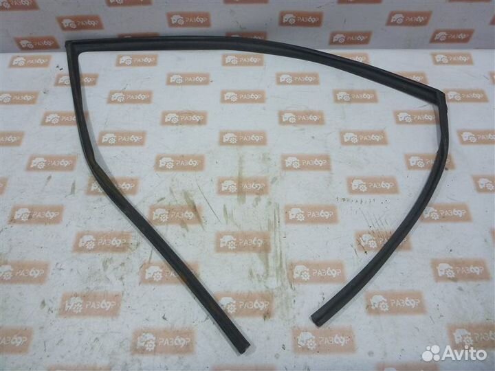 Уплотнительная резинка стекла передняя правая