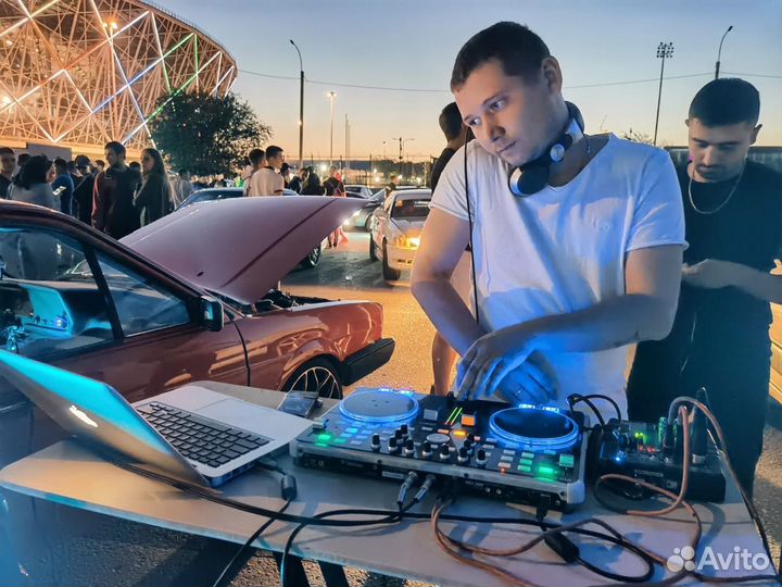 DJ с оборудованием