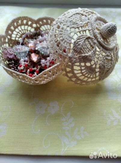 Вязанные подушки, салфетки, конфетница, цветы