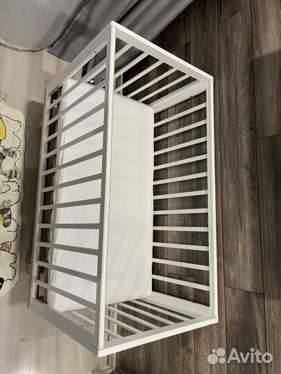 Детская кроватка с маятником