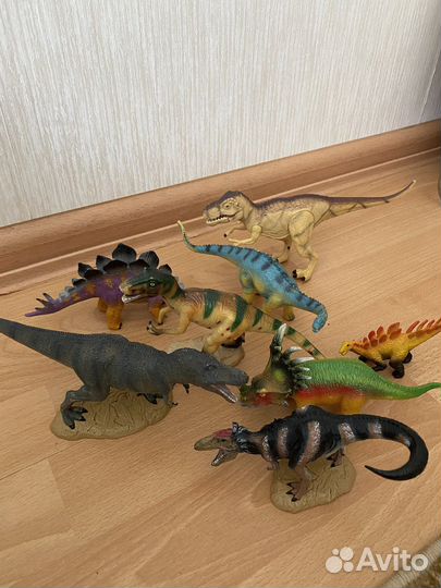 Фигурки динозавров