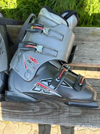 Горнолыжные ботинки и палки