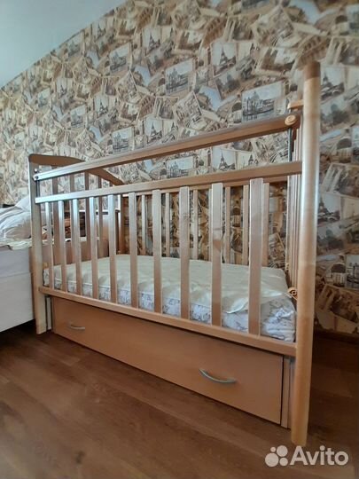 Детская кроватка с маятником