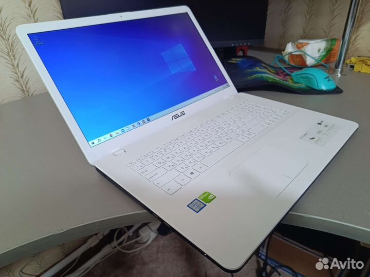 Asus: 17,3, i3-6006, Mx110, 10Ddr4, ssd+1tb