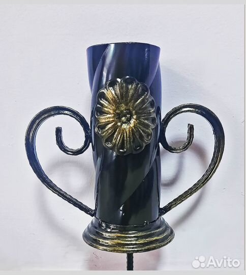 Вазы кованые нa кладбище