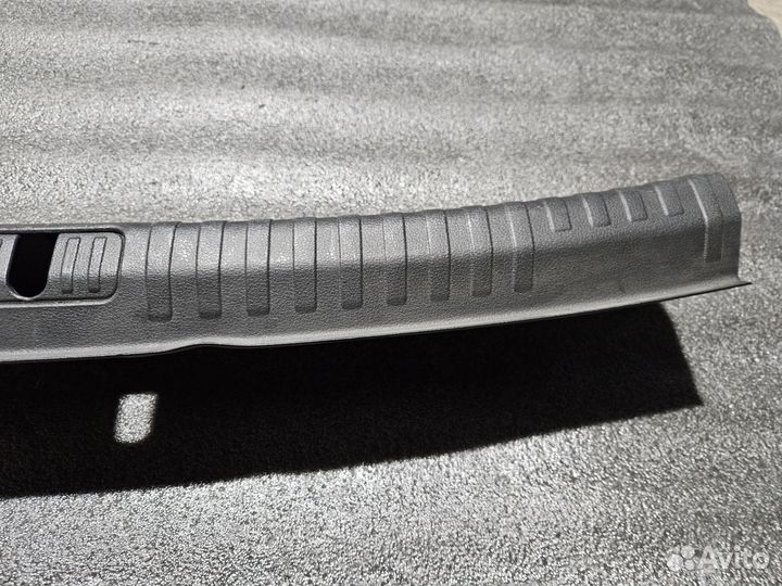 Audi A6 С8 Накладка замка багажника