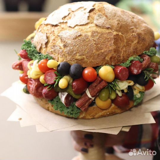 Мужской съедобный букет из колбасок и рыбы