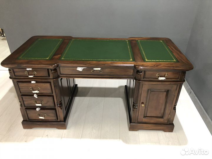 Письменный стол в кабинет