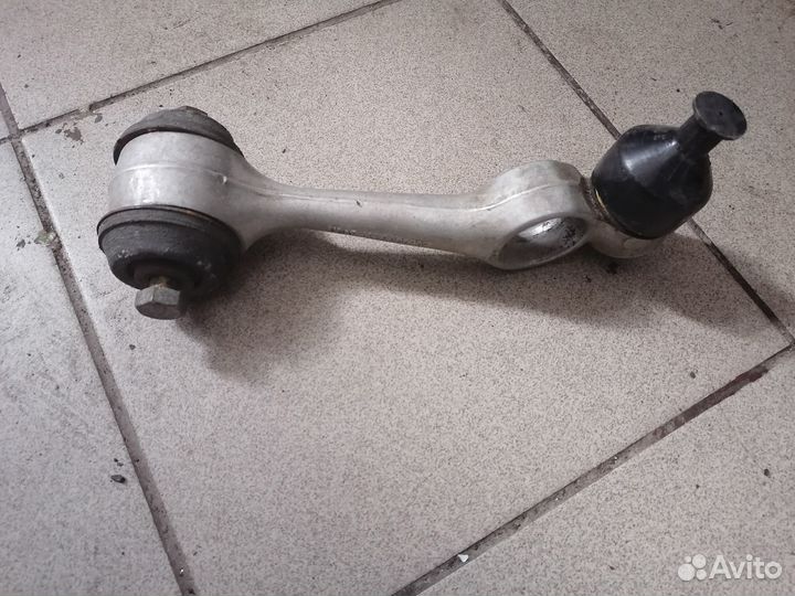 Рычаг передний подвески правый Mercedes W126