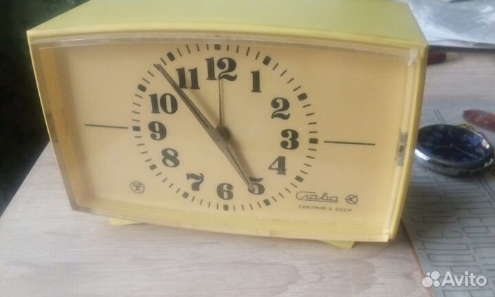 Часы будильник на батарейках СССР