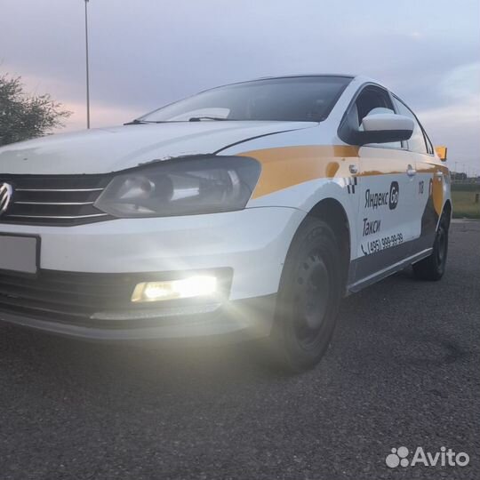 Volkswagen Polo 1.6 AT, 2015, битый, 566 560 км