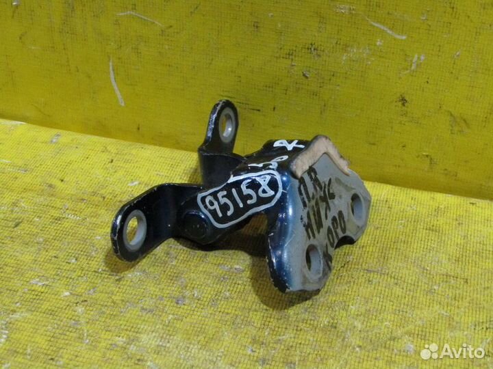 Петля передней правой двери Toyota Corolla 150 07г