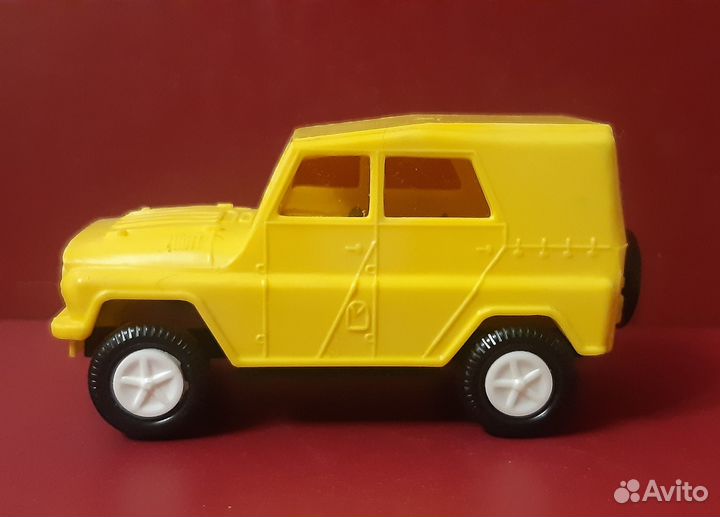 Модель УАЗ 469 1:43 пластмассовый с вкладышем