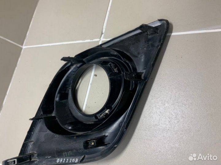 Рамка противотуманной фары левая Toyota Hilux 8