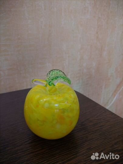Яблоко из цветного стекла