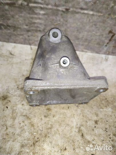Кронштейн опоры двигателя mercedes W208 M111 мотор