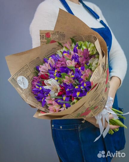 Букет из 20 ирисов и 15 альстромерий микс, цветы д