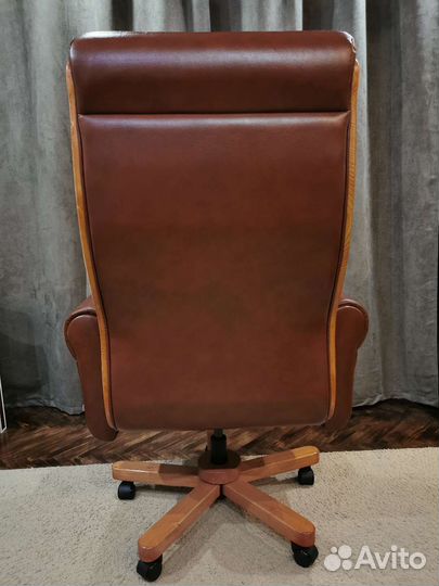 Кожаное кресло руководителя новое