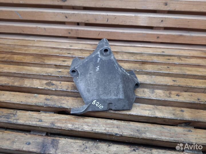 Кронштейн двигателя правый Opel Astra J 2012