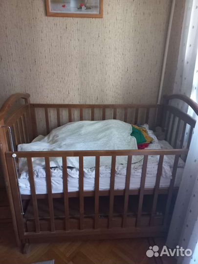 Детская кроватка с продольным маятником и ящиком