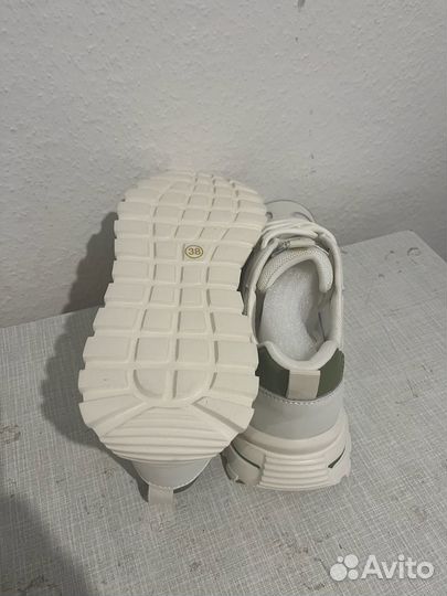Кроссовки женские