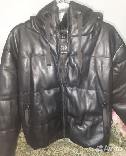 Укорченная весеняя женская куртка с капюшонм zara