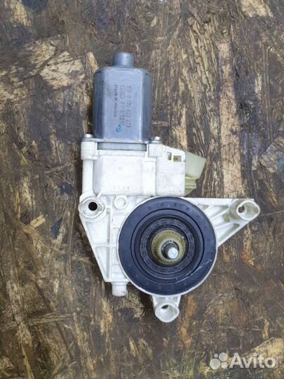 Моторчик стеклоподъемника передний левый