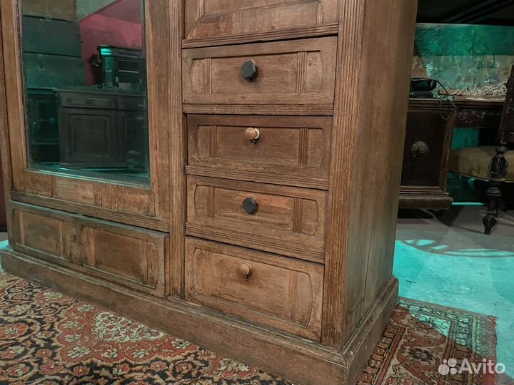 Старинный шкаф под реставрацию