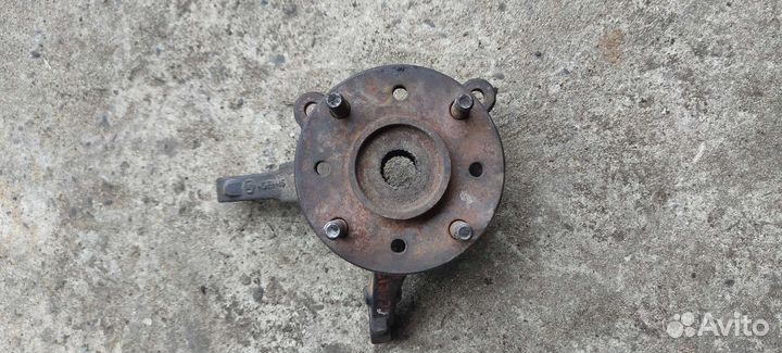 Mitsubishi carisma Кулак поворотный правый+ступица