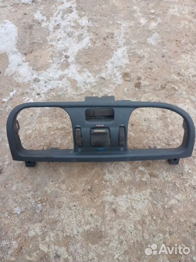 Консоль под Дефлектор воздушный центральный Volvo