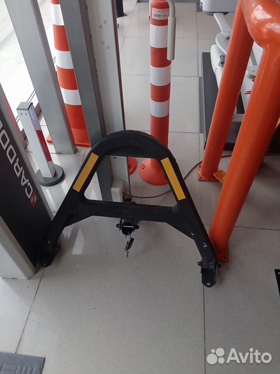 Парковочный барьер блокиратор