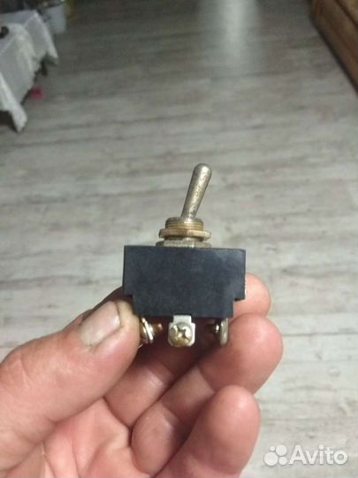 8U-1321, тумблер ON-ON 250В 15А