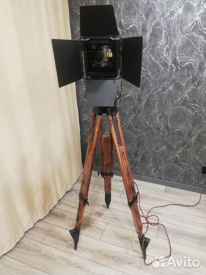 Прожектор лофт на треноге
