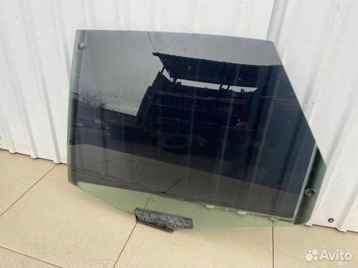 Стекло двери заднее левое Audi 100 C4