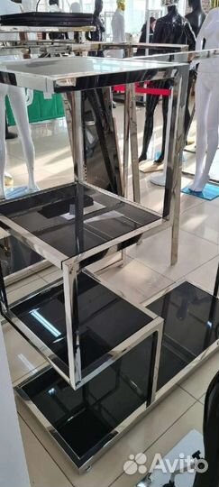 Торговая стойка под одежду в шоу-рум