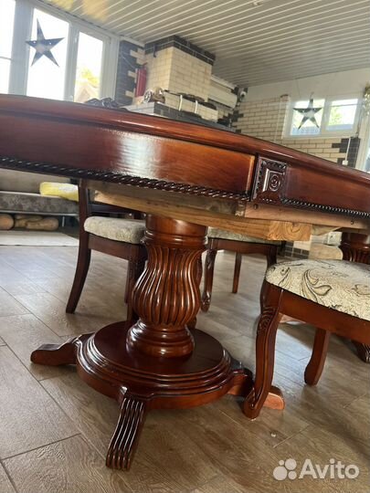 Стол со стульями