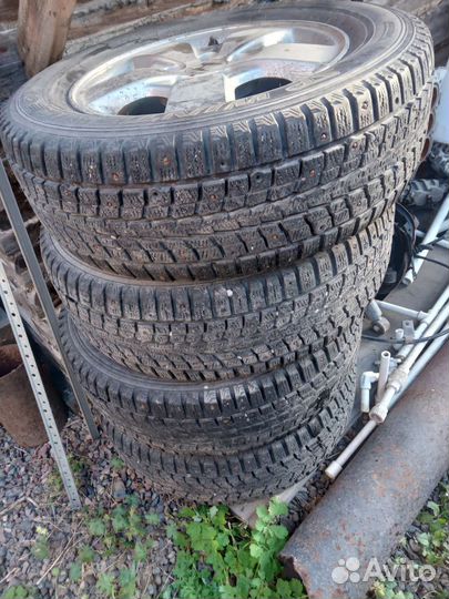 Dunlop SP LT Winter 215/65 R16