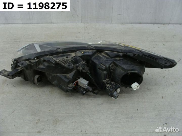 Фара правая Mitsubishi Pajero