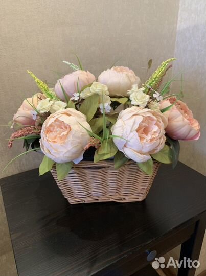 Композиция из искусственных цветов